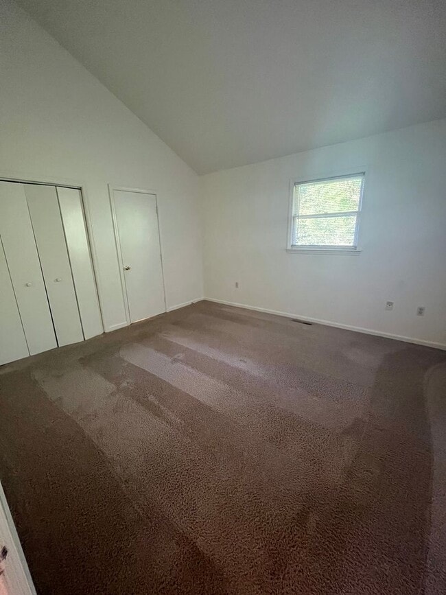 Building Photo - 4 Bedroom 2 Bath Single Family Home