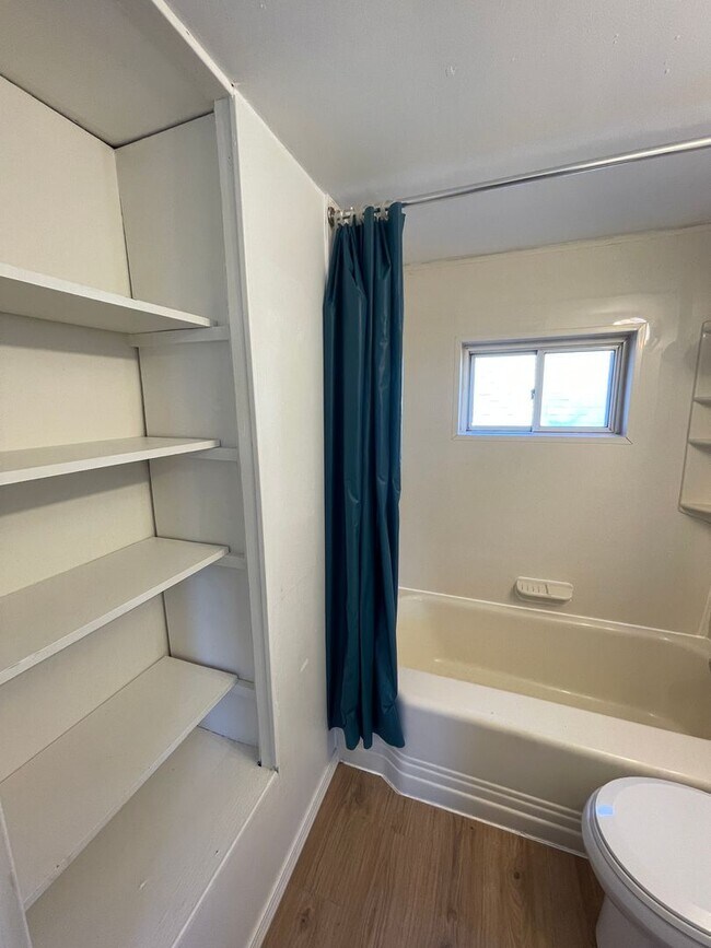 Building Photo - 402 N 6th Ave