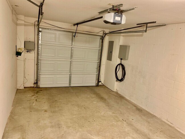 Building Photo - MUST SEE! End Unit, Electric Fireplace, Gr...