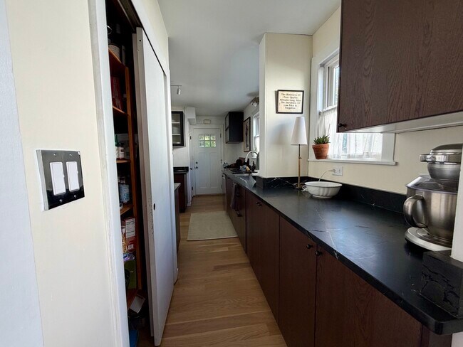 Building Photo - 33 Harriet St