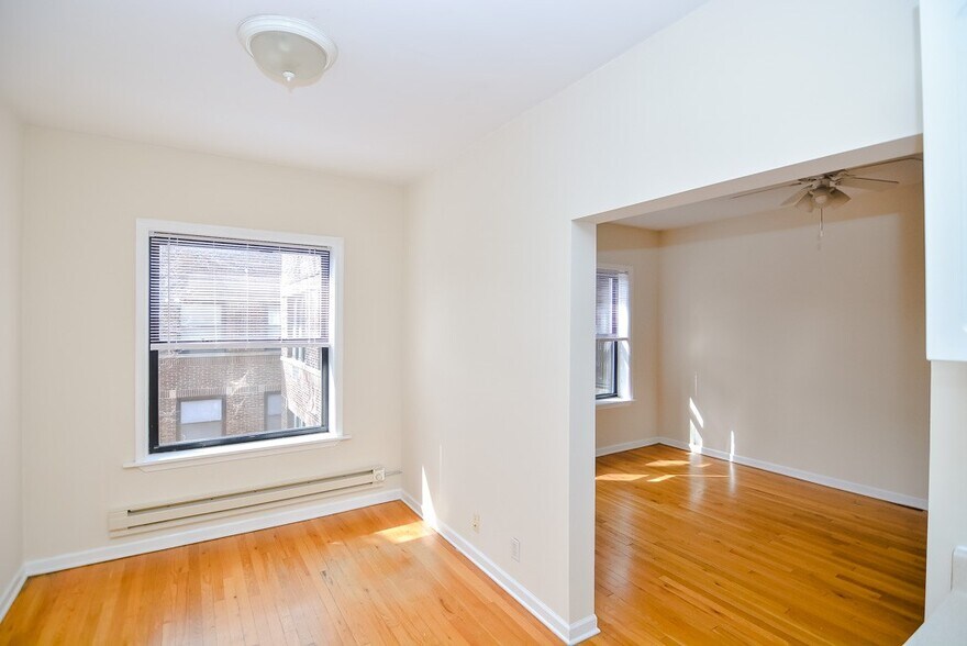 Building Photo - 906 W Addison St