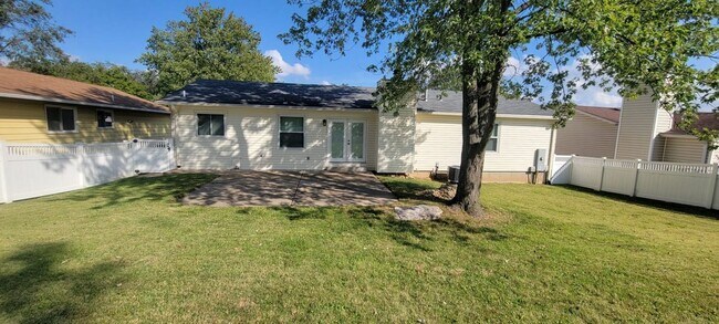 Building Photo - 3 bedroom 3 bathroom house with lots of extras