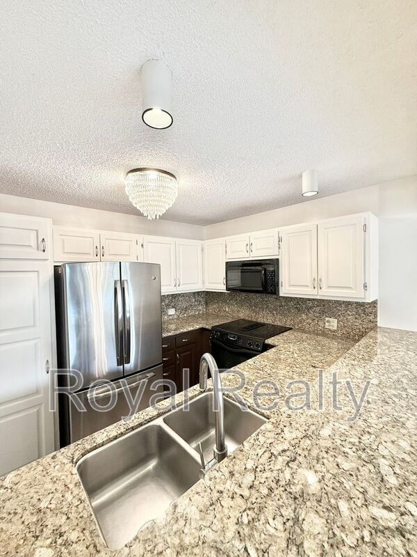 Building Photo - 555 Hahaione St