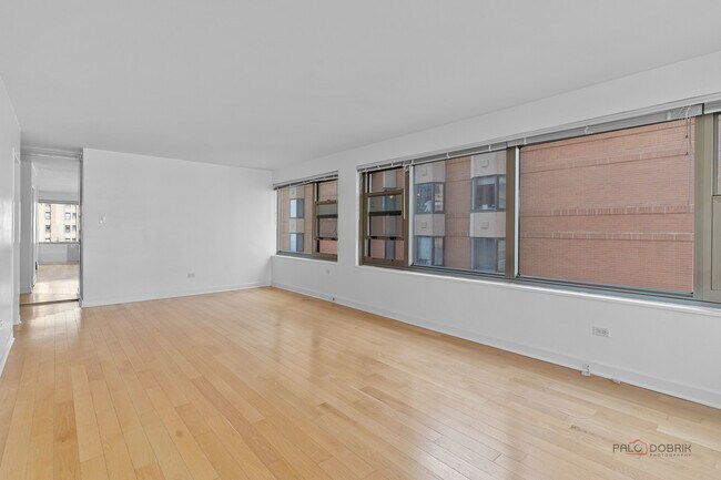 Building Photo - 247 E Chestnut St
