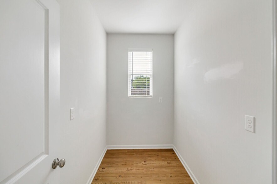 Building Photo - 220 Arwen Dr