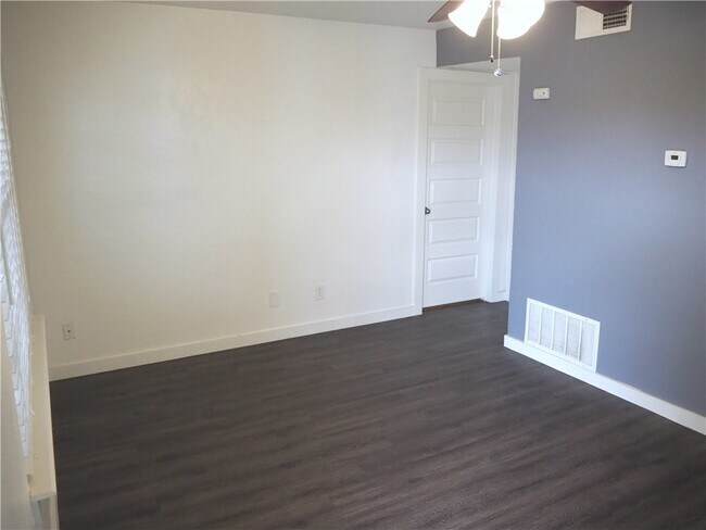 Building Photo - 1200 E 52nd St