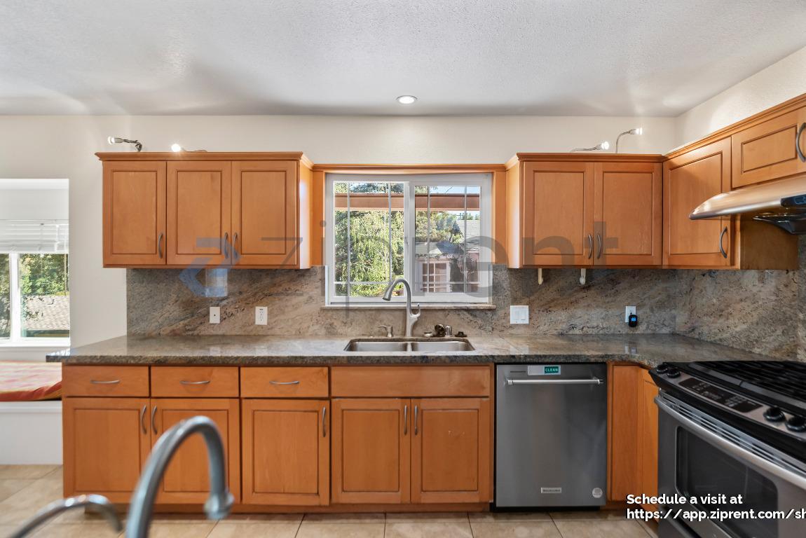 Building Photo - 10609 Creston Dr