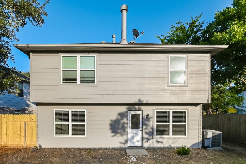 Building Photo - 19503 Rocky Bank Dr