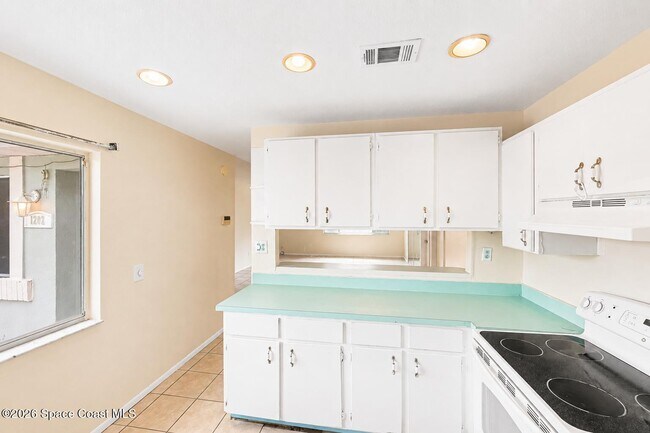 Building Photo - 1202 Linmoor Cir NE