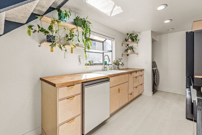 Building Photo - 3650 Avocado Village Ct