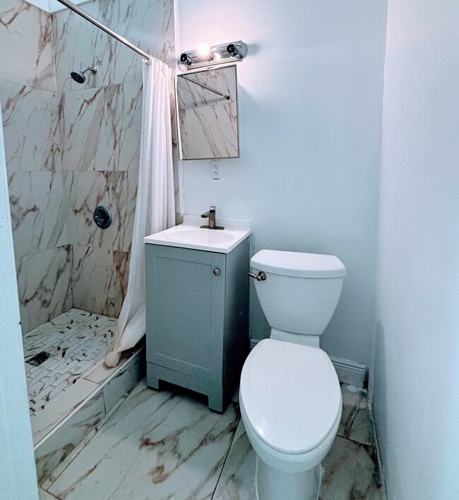 Building Photo - 806 Ridgewood Dr