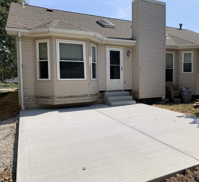 Building Photo - 7188 Oak Stream Dr