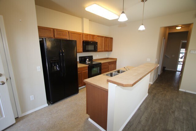 Building Photo - 3 Bedroom Townhouse near Midtown!