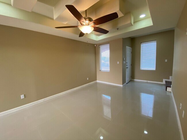 Building Photo - 3Bed/2.5 Bath Townhome, Mcallen TX