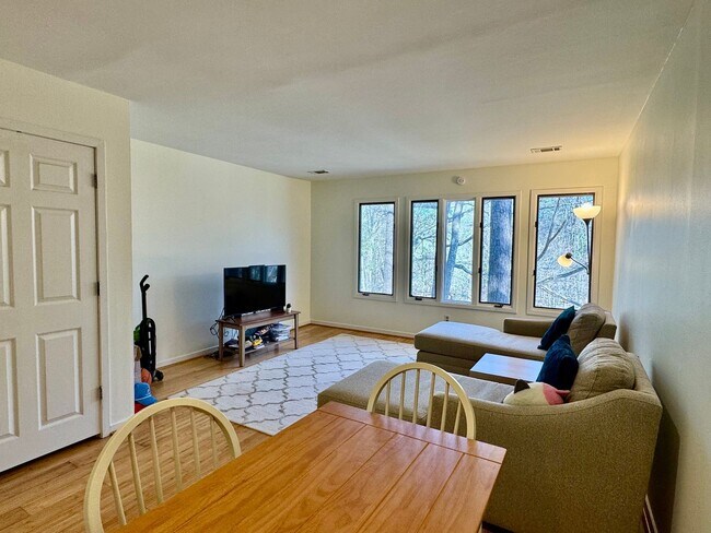 Building Photo - Mill Creek Townhome