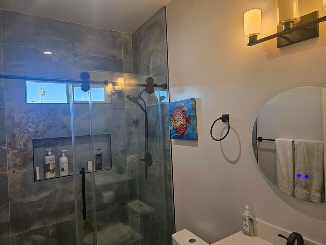 Building Photo - Fully Furnished 2 Bed, 2 Bath Townhome – 5...