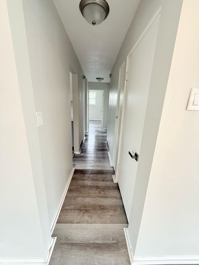 Building Photo - Newly Remodeled 3-Bed, 2-Bath Ranch Style Home