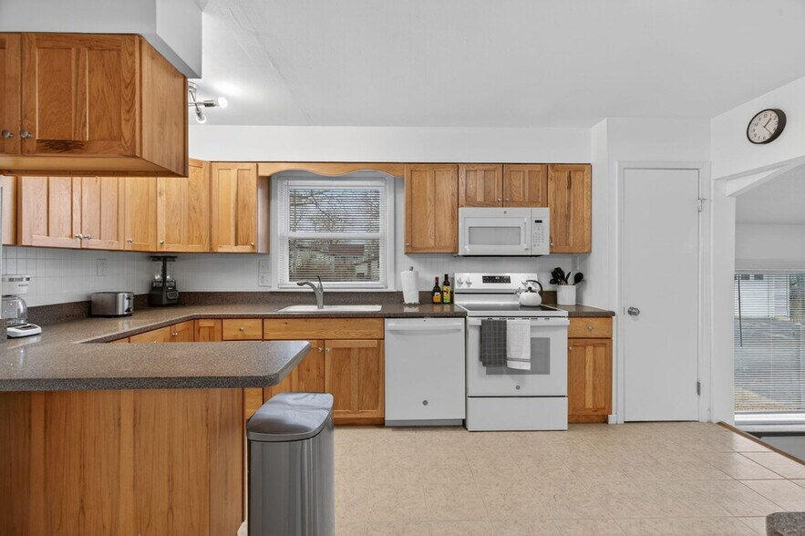 Building Photo - 453 Chamberlin Dr