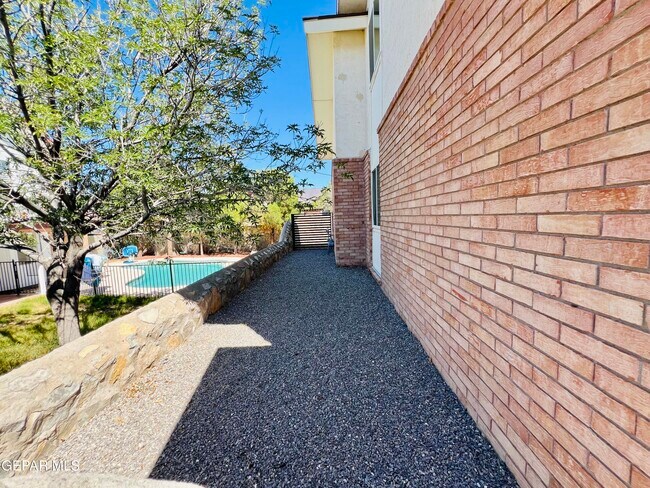 Building Photo - 7804 Plaza Blanca St