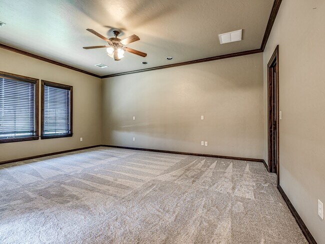 Building Photo - Luxury Edmond Townhome Overlooking Waterfa...