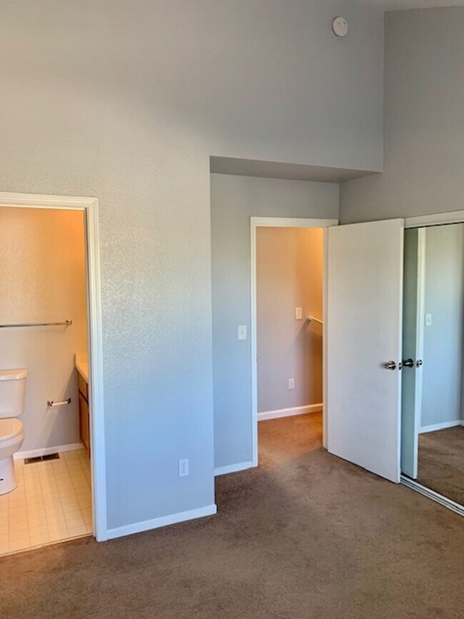 Building Photo - Tranquil 2 bed 2.5 bath Townhouse in Fairf...