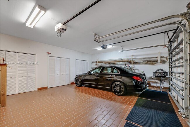 Building Photo - 7020 Almansa St