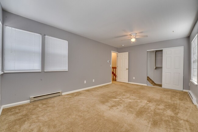 Building Photo - Lovely 2 bedroom, 1.5 bath townhome availa...