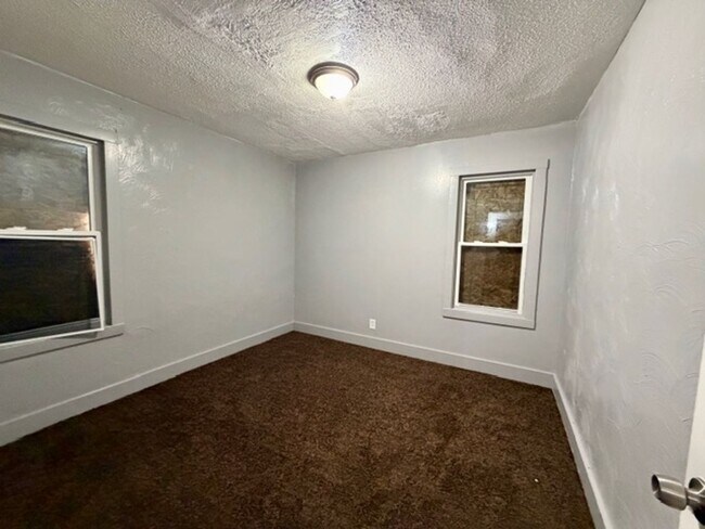 Building Photo - 4 Bedroom 2 Bath Brick Tudor For Lease Wel...