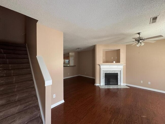 Building Photo - Move-in ready townhome in East Point/Colle...