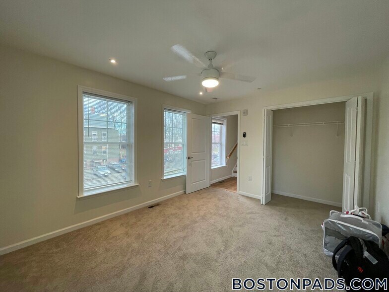 Building Photo - 152 Thornton St