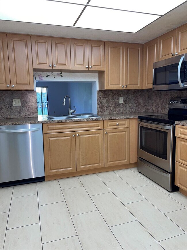 Building Photo - 16051 Blatt Blvd