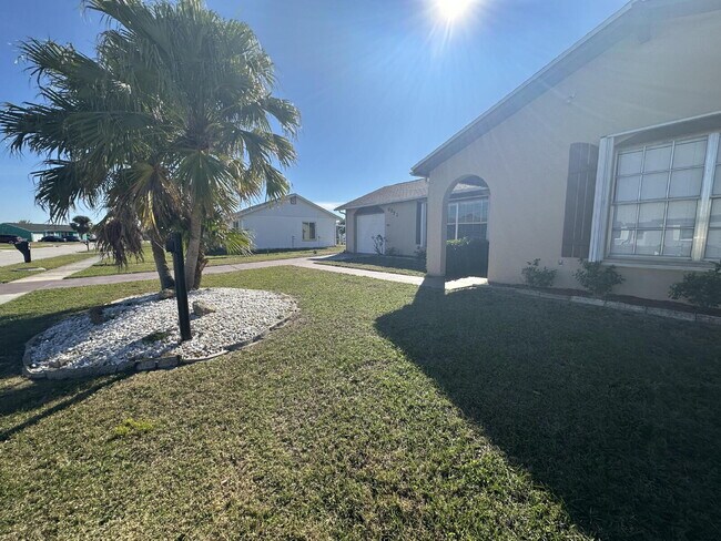 Building Photo - Charming 2-Bed, 2-Bath Retreat in Port Charlotte!