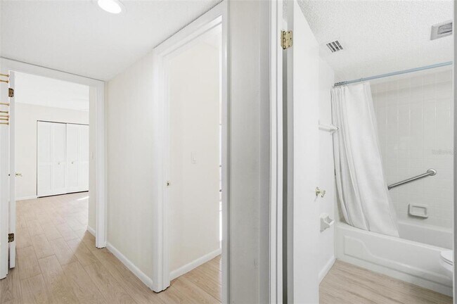 Building Photo - 41 Hembury Ln