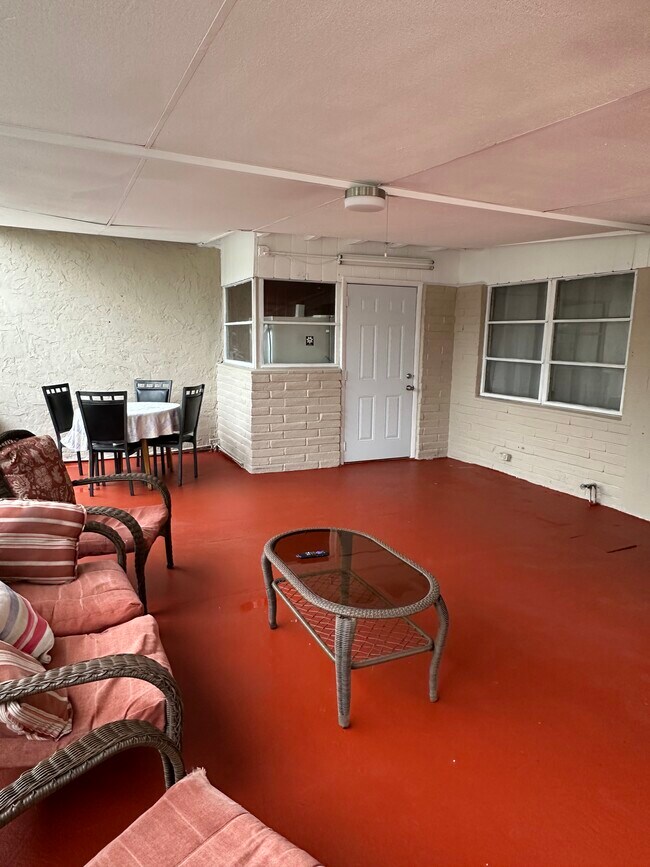 Building Photo - 811 NE 2nd Pl