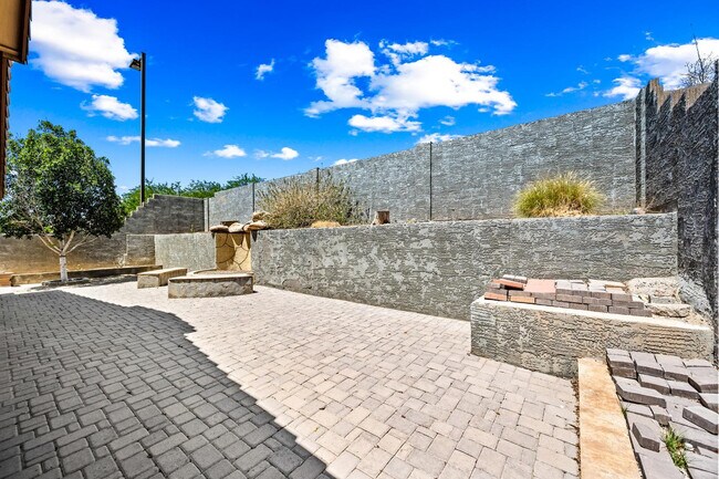 Building Photo - 22994 W Solano Dr