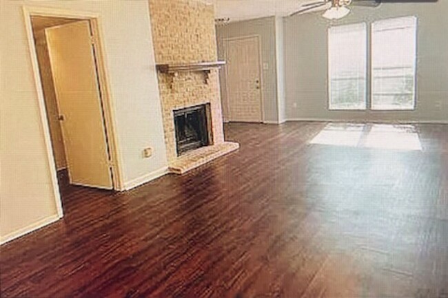 Building Photo - 2 Bedroom, 2.5 Bath, 2 Car Garage Townhouse!