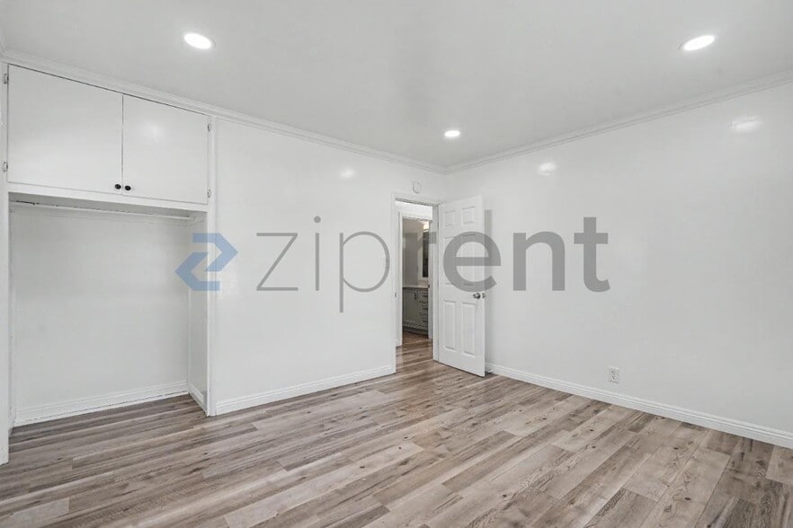 Building Photo - Unit