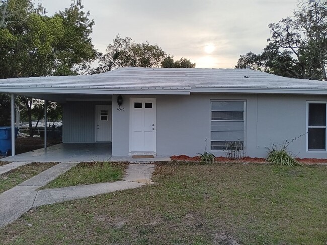 Building Photo - Cute 2 bedroom home with 1 1/2 baths and a...