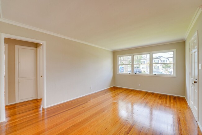 Building Photo - Cute-as-a-Button Coronado "Palmer" Home in a Fabulous School-Side Location – Coronado Village