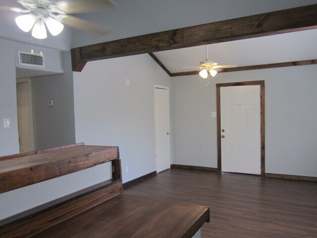 Building Photo - 1210 N Oak St