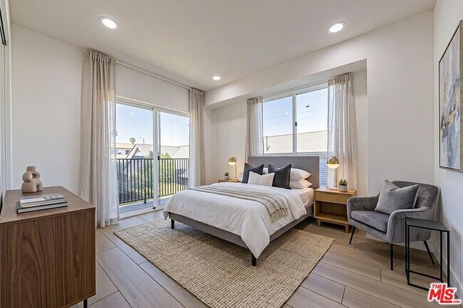 Building Photo - 5436 Romaine St