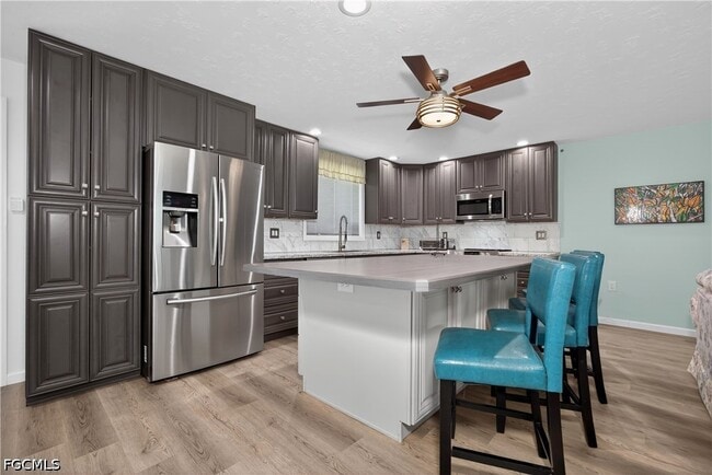 Building Photo - 3864 Royal Palm Dr
