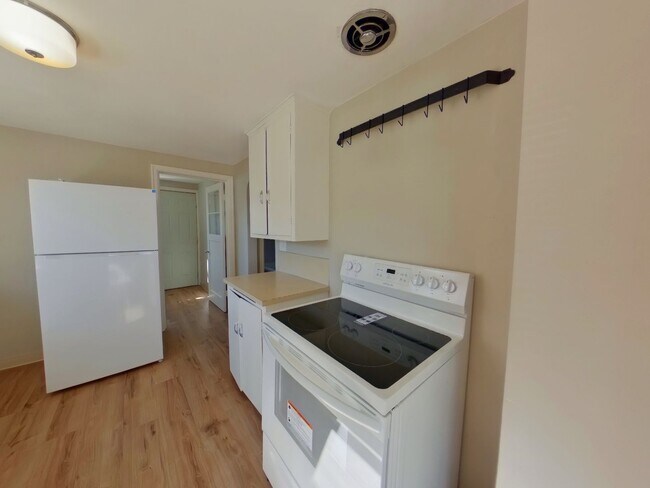 Building Photo - Updated 4 bedroom in South Eugene