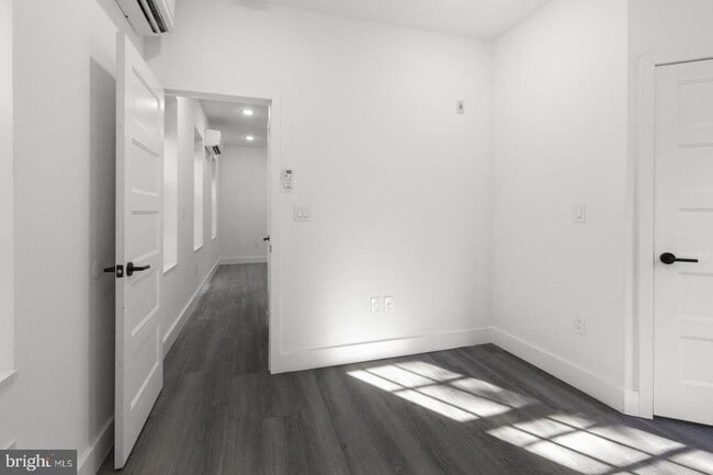 Building Photo - 212 Catharine St