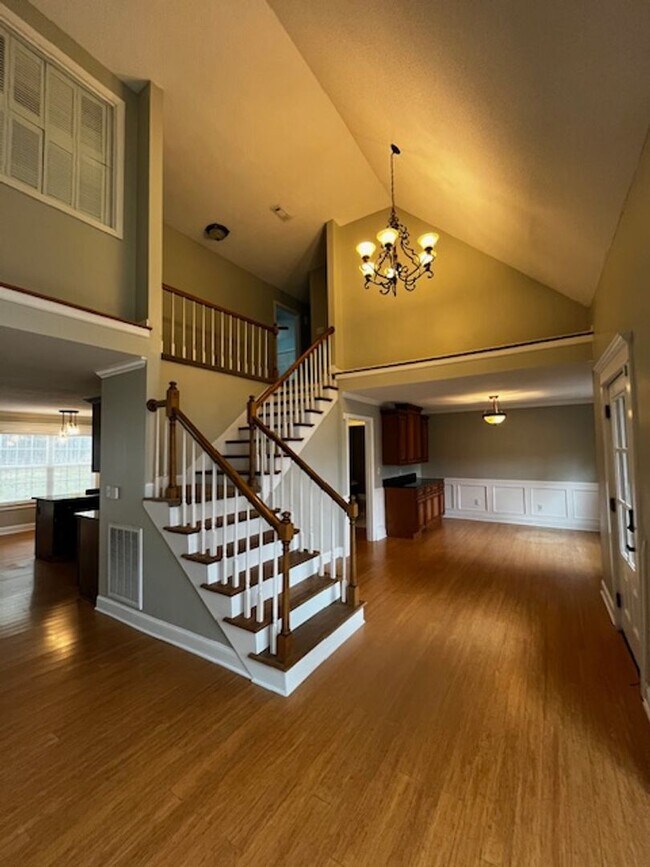 Building Photo - Beautiful 4 bedroom 2.5 bath home with lawncare, internet and security system included in rent