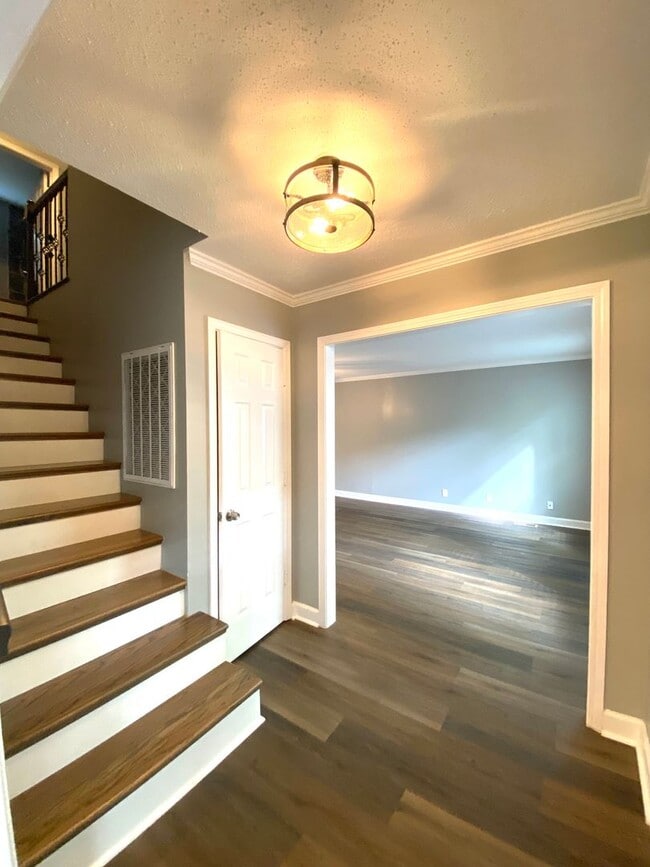 Building Photo - 1103 Rosebrook Dr