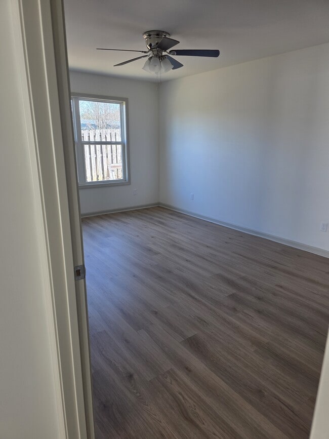 Building Photo - 115 Thistlewood Dr