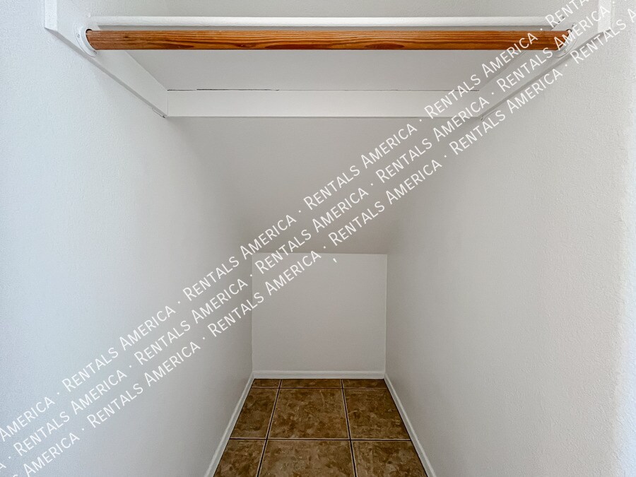 Building Photo - 9765 E Knowles Ave