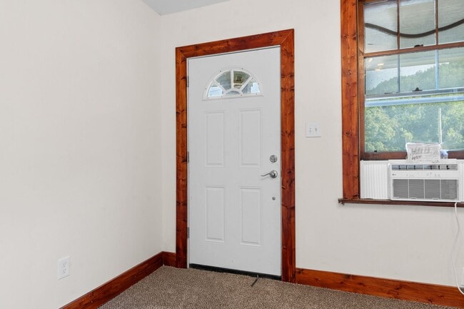 Building Photo - Newly Updated 3 Bed Home