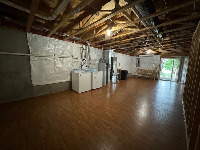 Building Photo - Spacious Home With 2 Suites & Walk-Out Bas...